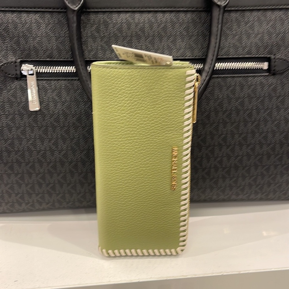 Michael Kors Jet Set Travel Large Pebble Leather Quarter-Zip Wallet
NWT - Picture 13 of 16